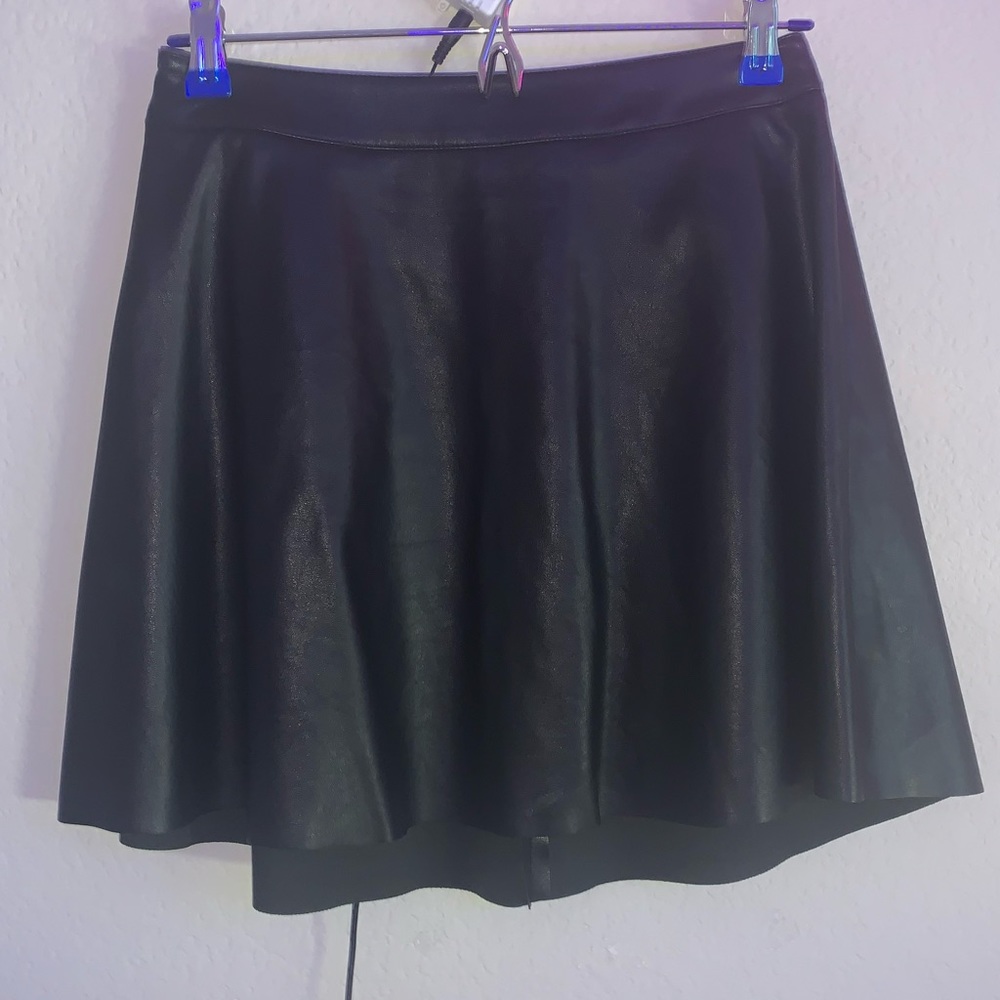 Divide medium pleather black skirt